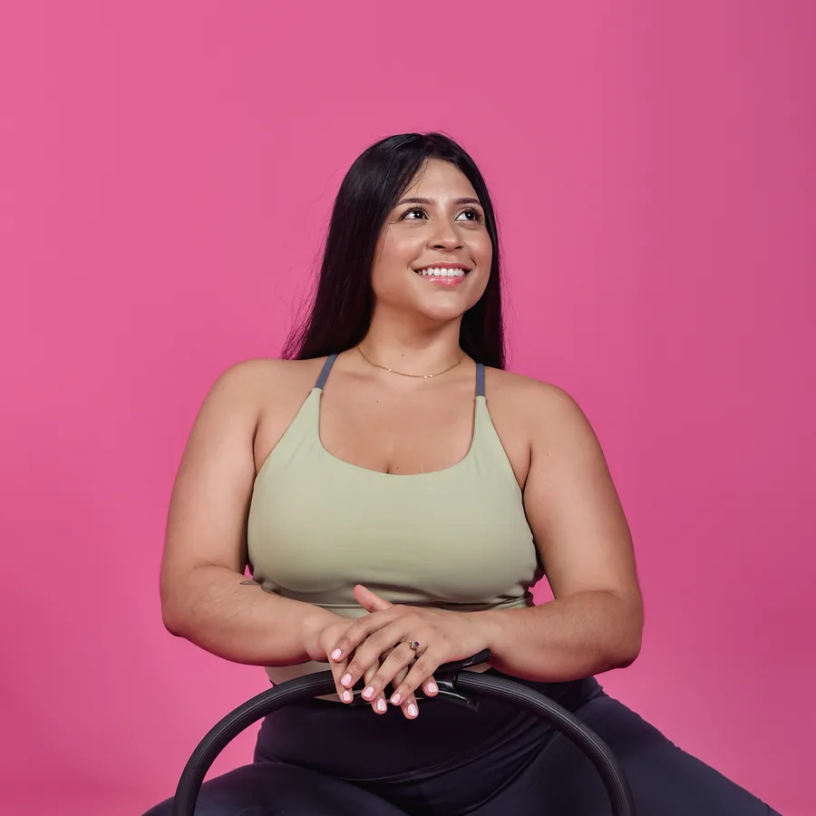 Alejandra sentada con un aro de Pilates